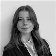 5 ans d’expérience en tant que professeur de français à des enfants et adolescents anglais et espagnols. Jeune femme polyglotte.